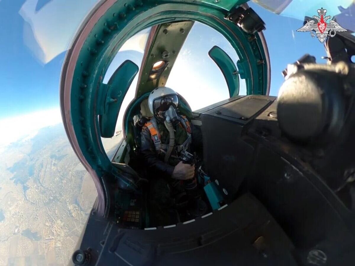    Пилот истребителя МИГ-31 выполняет задачи воздушного патрулирования в заданном районе зоны проведения СВО.© Пресс-служба Минобороны РФ