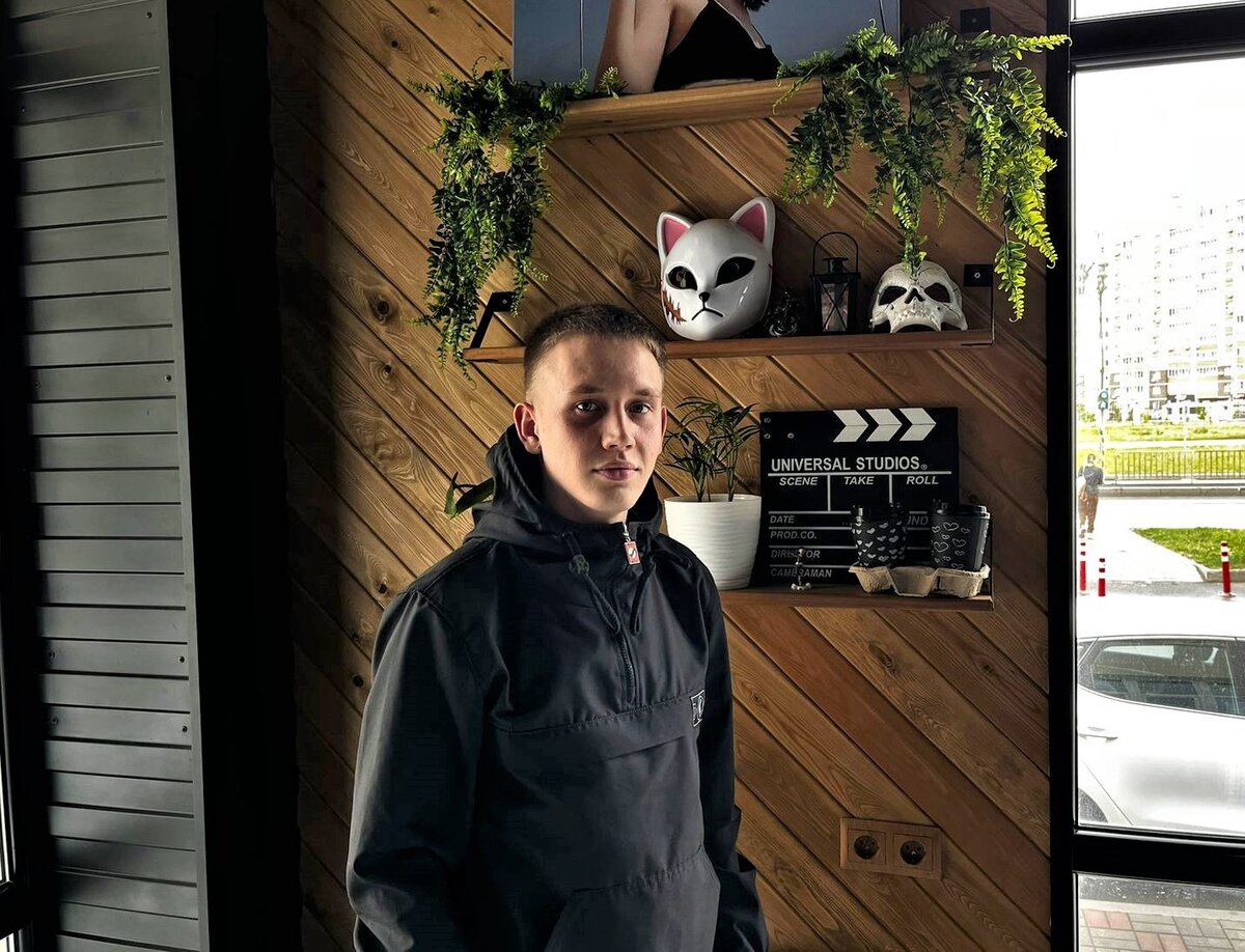 Это не вор, это наш Дима (он повар, официант, бармен и просто хороший парень!)