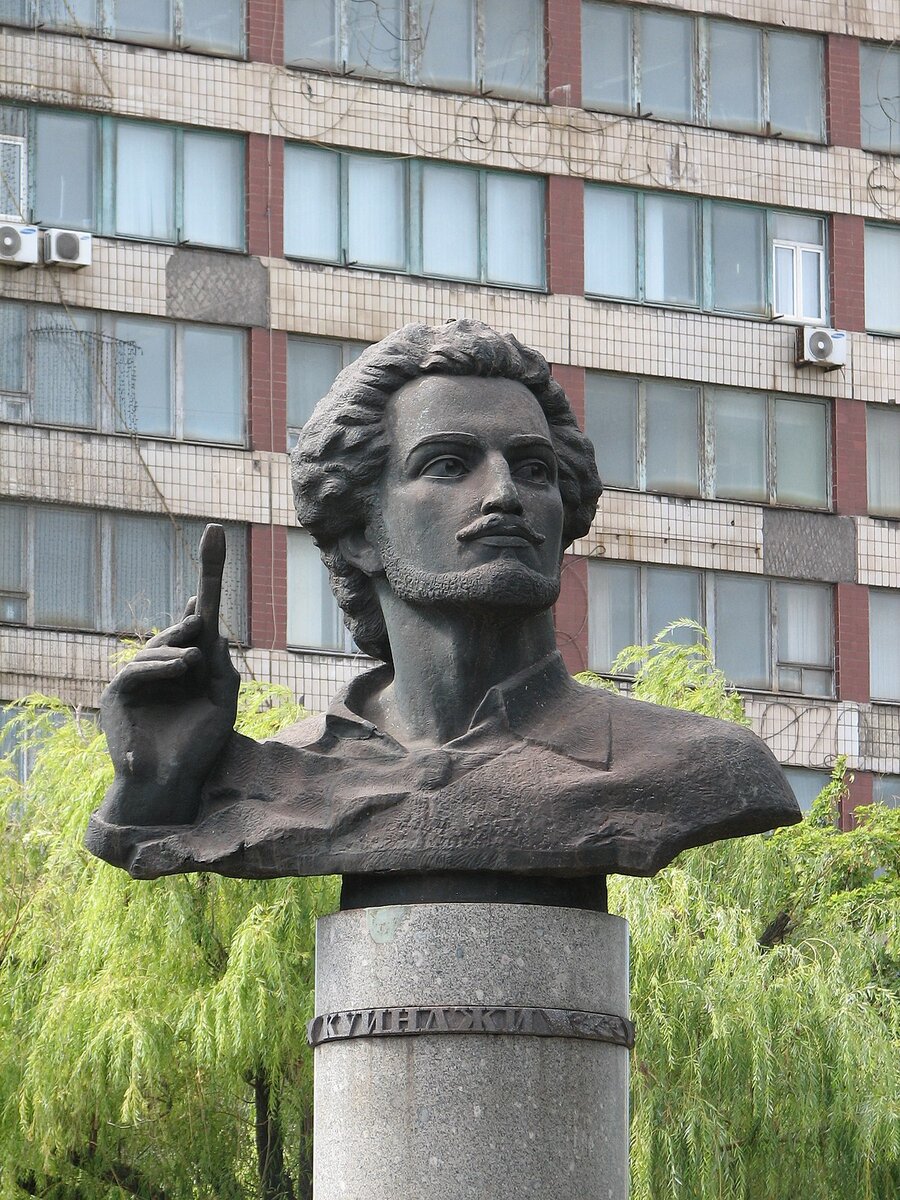 Бюст Куинджи до начала боевых действий в Мариуполе.