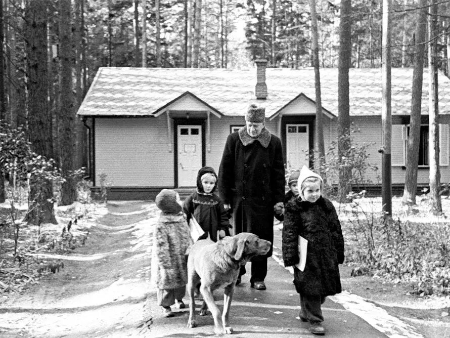 Корней Иванович ЧУКОВСКИЙ с детьми на даче в Переделкино.