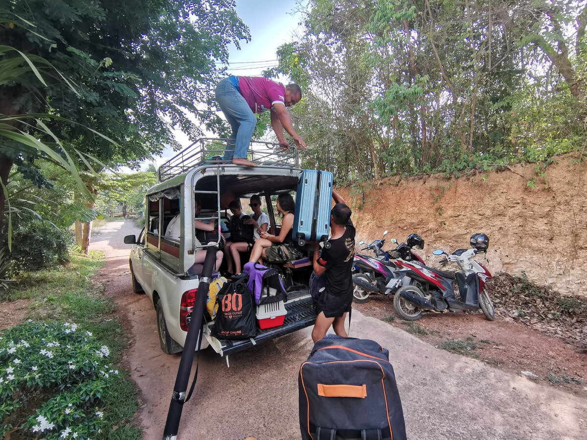 Тренер снизу подаёт, водитель забрасывает трехочковый моими чемоданами.