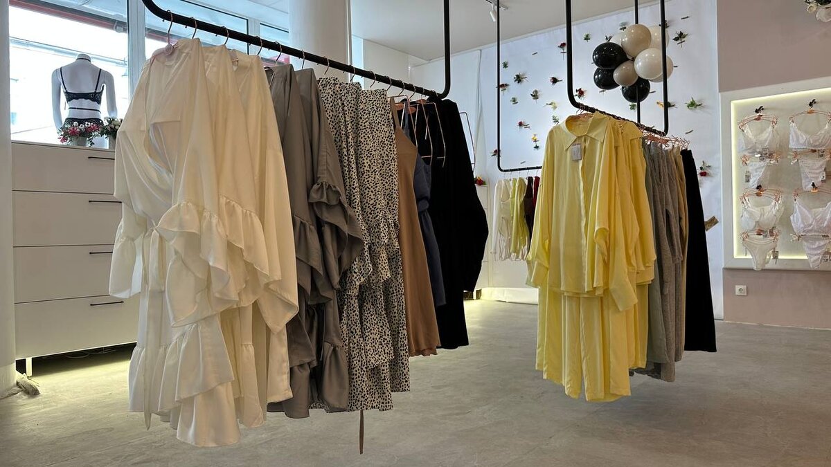 Сейчас шьют такую современную домашнюю одежду, что в ней реально, можно и на выход. В прошлом году я в таком халатике от Tresortsk выходила к общему шведскому столу в отеле и была самой красивой🤍 Бренд наш сибирский, но в общемировом тренде - любить себя и быть красивой всегда, в любой обстановке.  