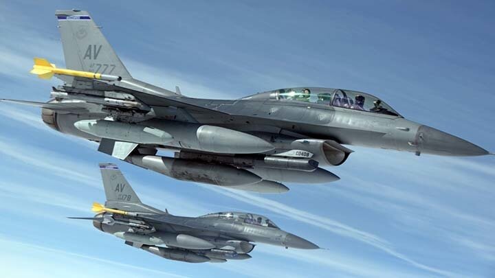 ИСТРЕБИТЕЛИ F-16. ФОТО: ADITYA0635/SHUTTERSTOCK.COM