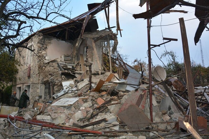 Этот дом в Степанакерте был разрушен в ходе агрессии Азербайджана против Нагорного Карабаха в 2020 г. Фото из открытых источников сети Интернета