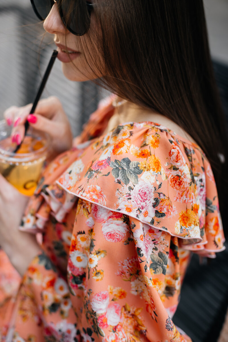 Платье и чокер Ice Veronika (TREND PARK, 5 этаж ТРЦ Galleria Minsk), сумка Zarina (2 этаж ТРЦ Galleria Minsk), очки Mango (2 этаж ТРЦ Galleria Minsk), босоножки TODO (3 этаж ТРЦ Galleria Minsk).