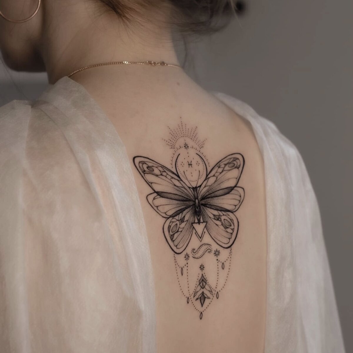 Татуировка выполнена Катериной Фот, мастером тату-студии «KOKOSSTUDIO»