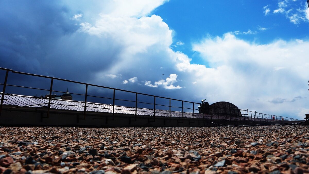     В Советском районе Казани местные жители увидели детей, гуляющих по крыше недостроенного здания. О случившемся пользователи сообщили в Telegram-канале города.