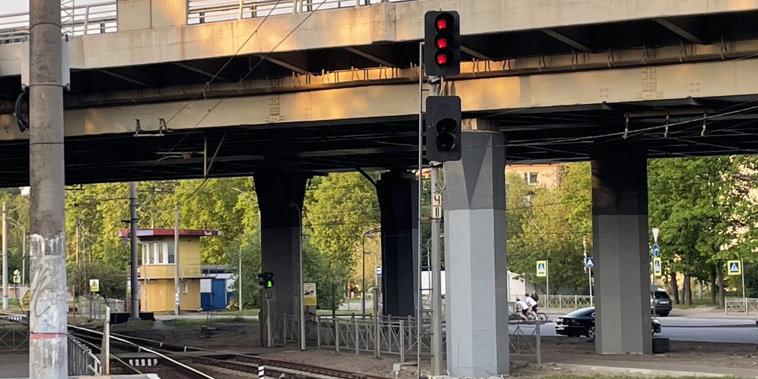 Что означают три красных огня на железнодорожном светофоре? А три зелёных?