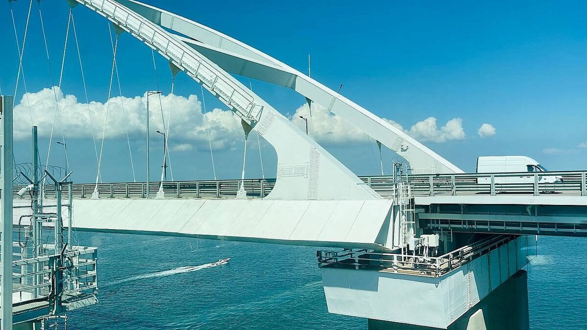    Водителям, желающим проехать по Крымскому мосту, придется пройти несколько этапов контроля. Фото: телеканал «Краснодар»