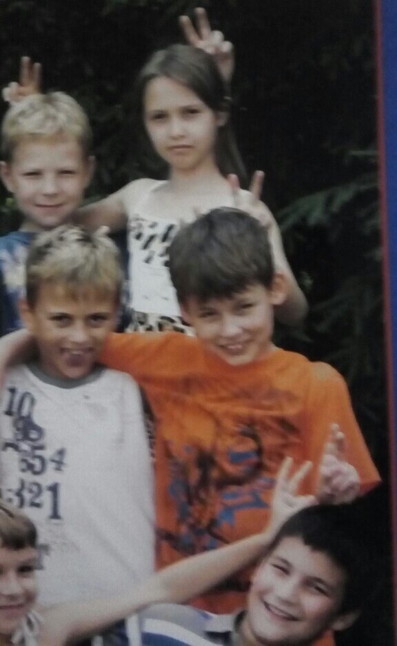 Саша в оранжевой футболке.