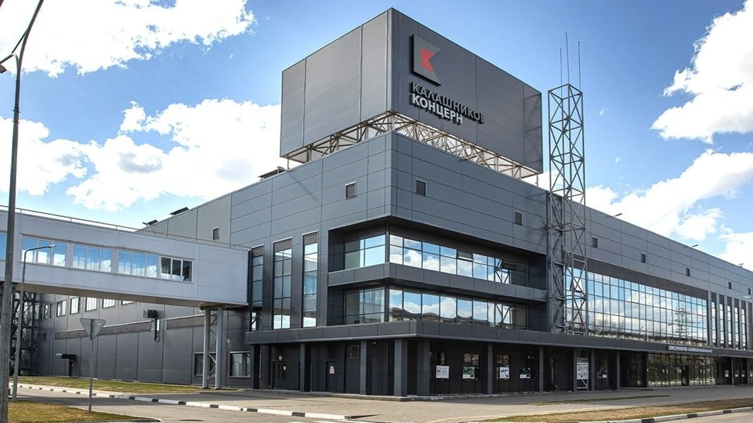     Концерн «Калашников» объявил о начале работы нового подразделения в составе концерна – Дивизиона специальных машин. Его открытие позволит в следующем году в несколько раз увеличить производство беспилотных летательных аппаратов военного назначения. Об этом сообщает пресс-служба холдинга.