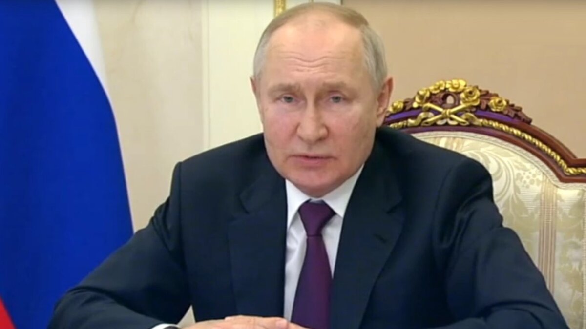     Президент России Владимир Путин (на фото) подписал закон о денонсации Договора об обычных вооруженных силах в Европе (ДОВСЕ).