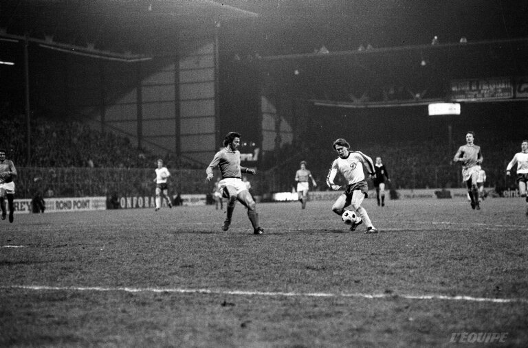 1/4 финала Кубка Чемпионов. Олег Блохин рвется к воротам Сент-Этьена