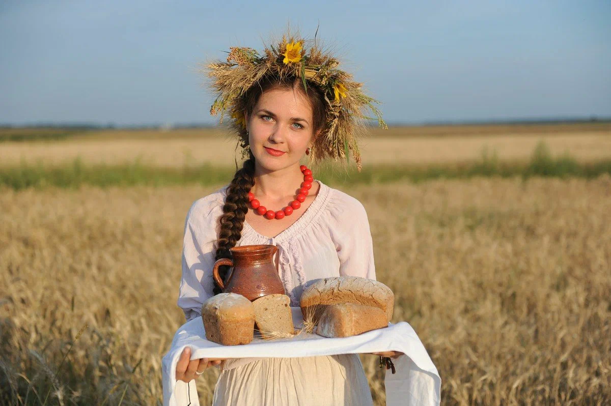 Девушка с караваем. Девушка в народном костюме с караваем. Славянские девушки. Девушка с хлебом и солью.