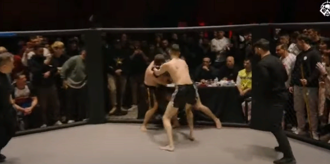 Вот она, это веселая возня, за которой присматривают аж вдое судей. Верх реализма, без вопросов. Фото с сайта https://www.youtube.com/watch?v=7xW8ClcvDL0