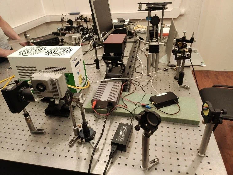 На фото: общий вид установки для спектроскопии поверхностного плазмонного резонанса на основе акустооптического перестраиваемого фильтра, собранный на оптическом столе