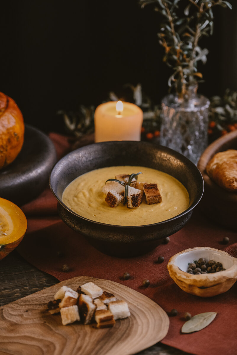 На фото серия "Бронза Норманнов" Мастерской дизайнерской посуды "VELES". Глубокая тарелка 600 мл 