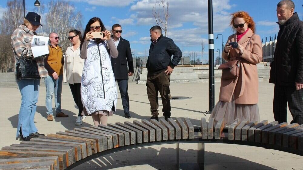     В Ижевске общественники проверили состояние Центральной площади после зимы.