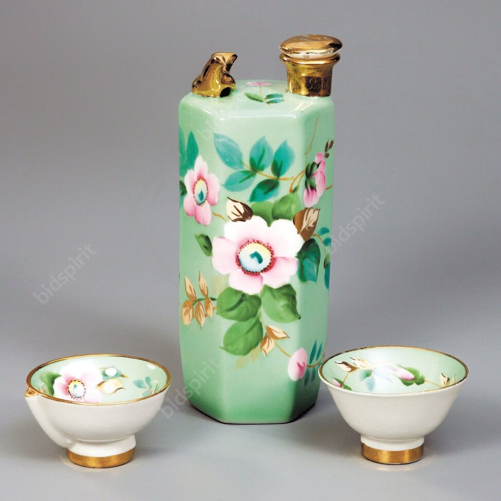 Штоф-шутиха для саке с пиалой. Дулевский ФЗ 1954 г. Фарфор, роспись, золочение. Высота штофа 14 см. Высота пиалы 3,5 см. https://ru.bidspirit.com