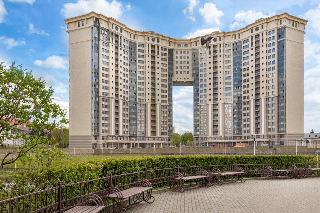 Эффектная арка RIVER HOUSE – визитная карточка дома на набережной