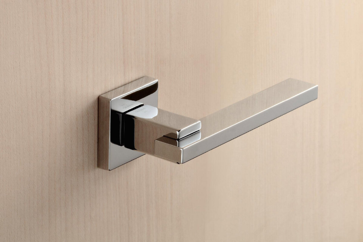 Дверная ручка от итальянского бренда Olivari