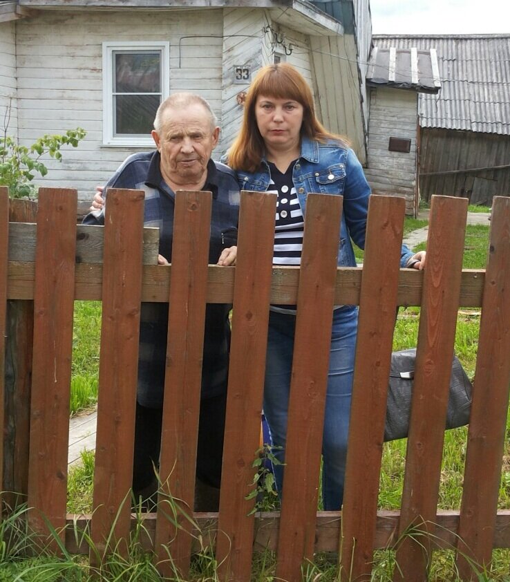 Сестра Валя с папой. Провожаем Валю до такси. Лето 2018 год. Валя уехала, а я тогда осталась ещё на неделю. Очень тогда мы с папой грустили без Вали. Из личного архива.