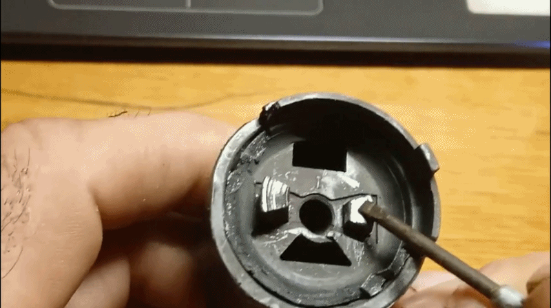 Имеются две графитовые щетки=по домашним инструментам -мы знаем какой не надежный этот узел.... 