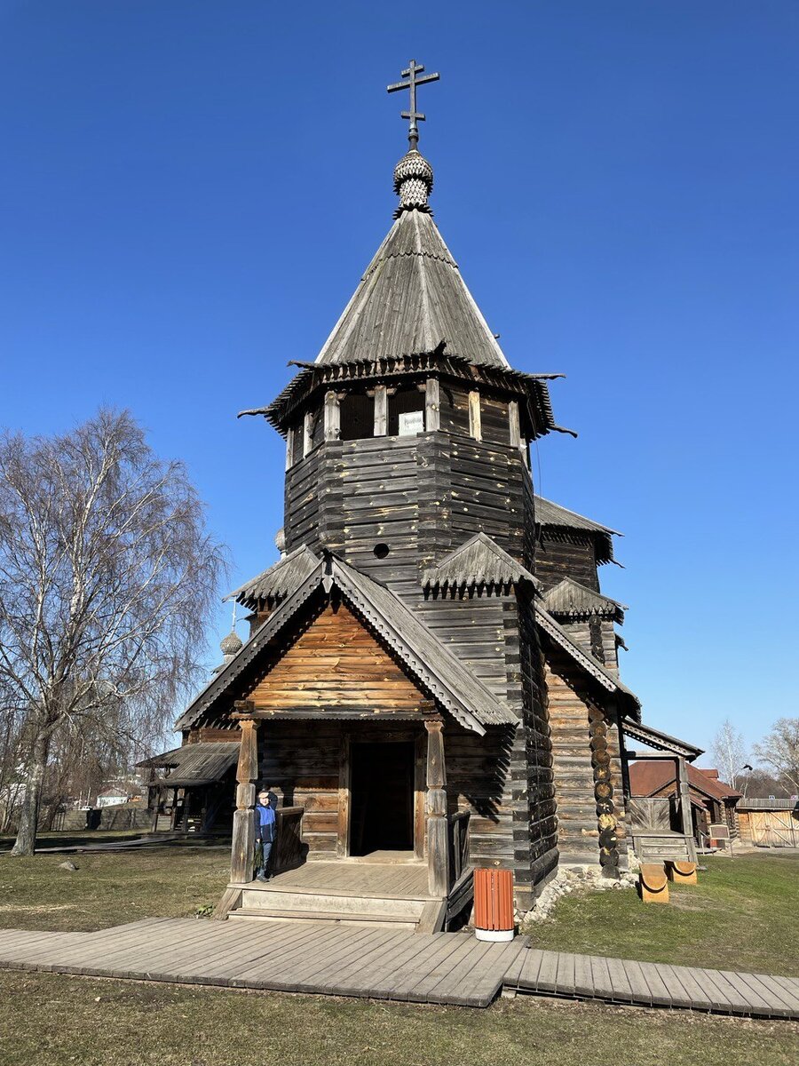 Большую часть построек создатели экспозиции разбирали, перевозили в музей по частям и собирали здесь уже заново.