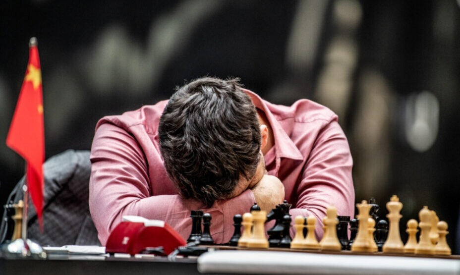    Лижэнь переживает ход матча с Непомнящим. Фото: FIDE