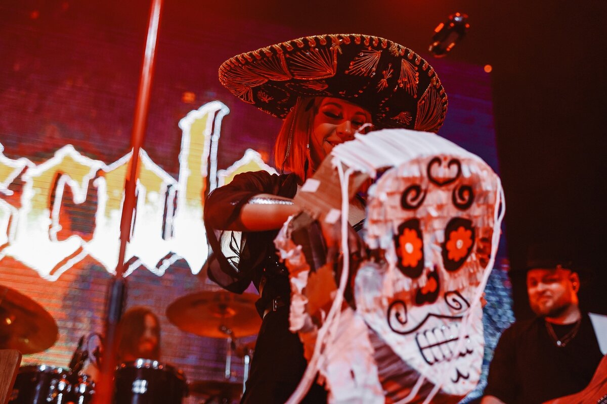 Розыгрыш призов и разбитая пиньята. Источник фото: https://vk.com/lascala_band?z=photo-31009308_457257838%2Falbum-31009308_292602290