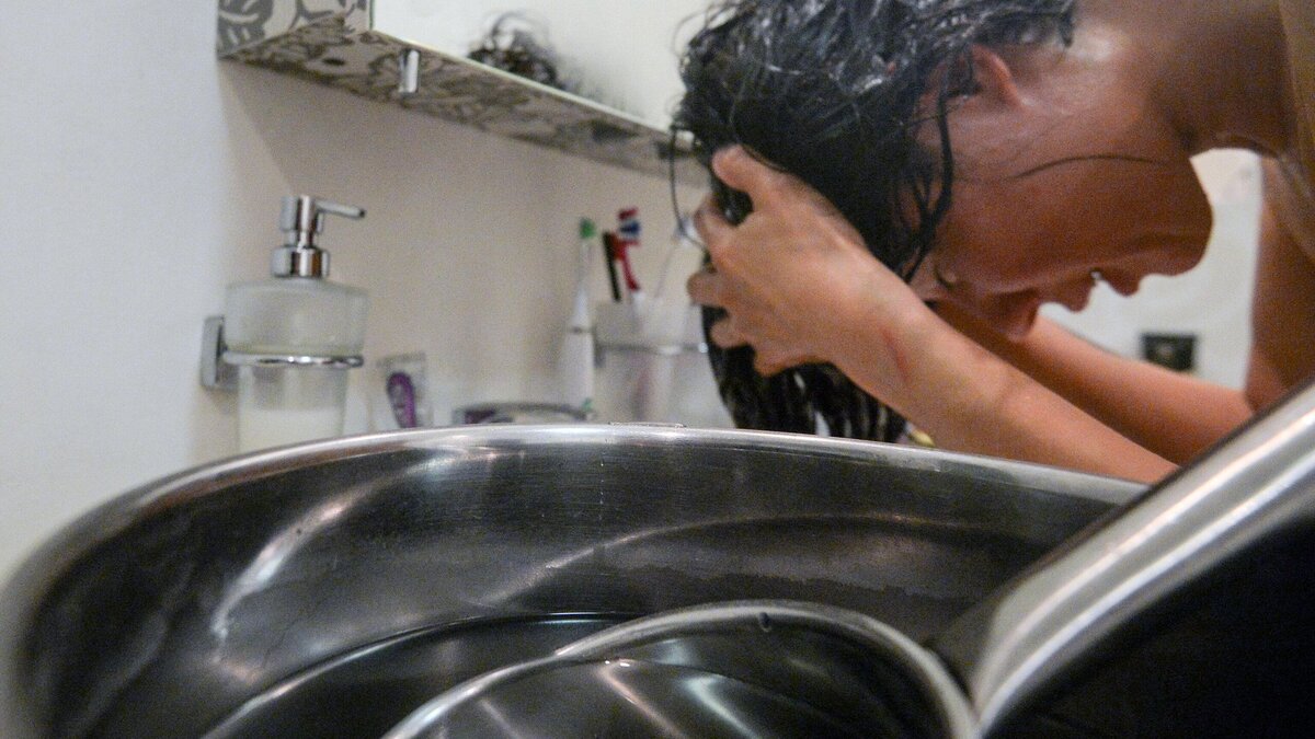    Девушка моет голову © РИА Новости / Евгений Одиноков