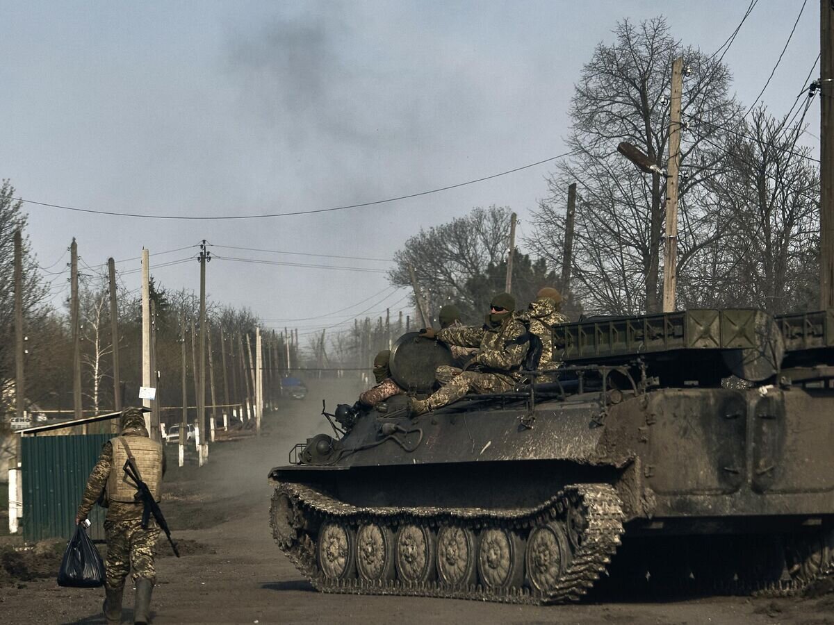    Украинские военные на улице Артемовска© AP Photo / LIBKOS