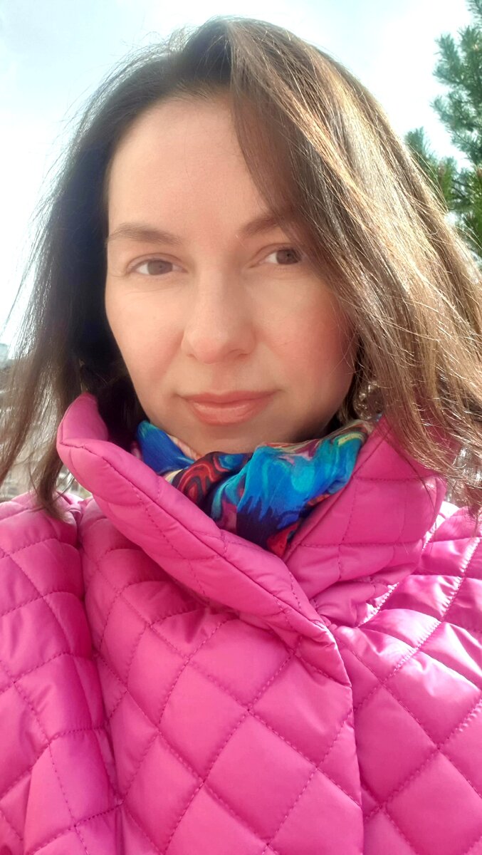 К такой яркой куртке подошел насыщенных оттенков шелковый шарф💜