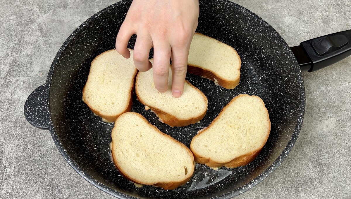 Горячие бутерброды с колбасой и сыром в духовке