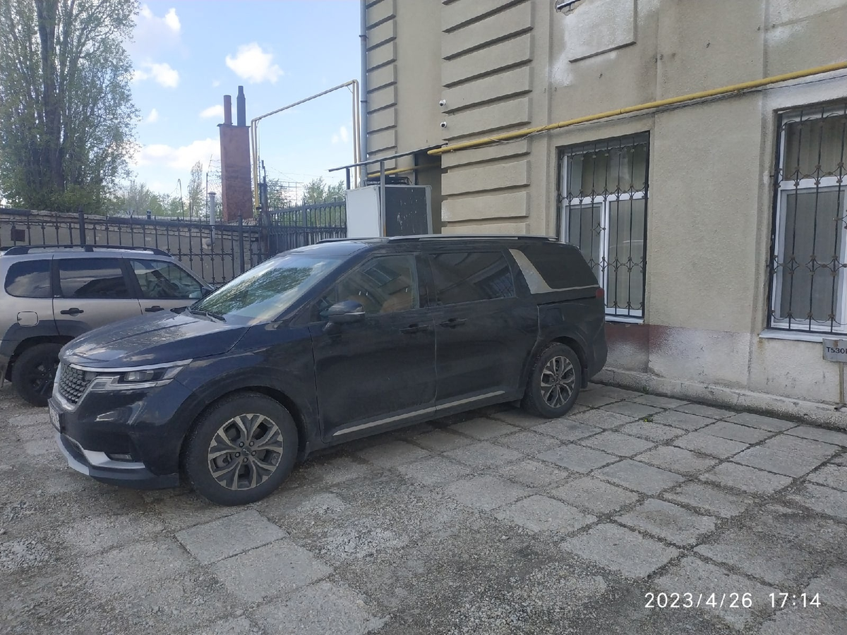 Вот такой корейский Эскалейд приобрела наша контора как новую служебную машину для командировок.