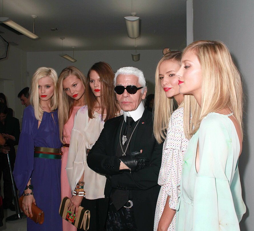    Карл Лагерфельд за кулисами Fendi во время показа на Неделе моды в Милане, 2010 год   
BOISIERE/SIPA/EAST NEWS