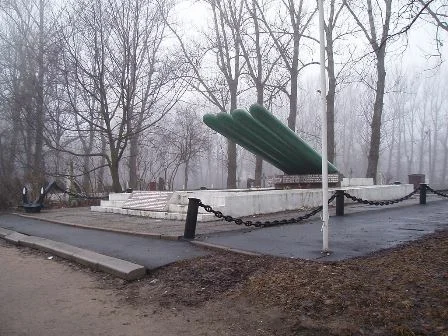 Мемориал над братской могилой моряков-подводников лодки "Щ-323" на кладбище «Остров Декабристов» (известное как - Смоленское братское (блокадное) кладбище)