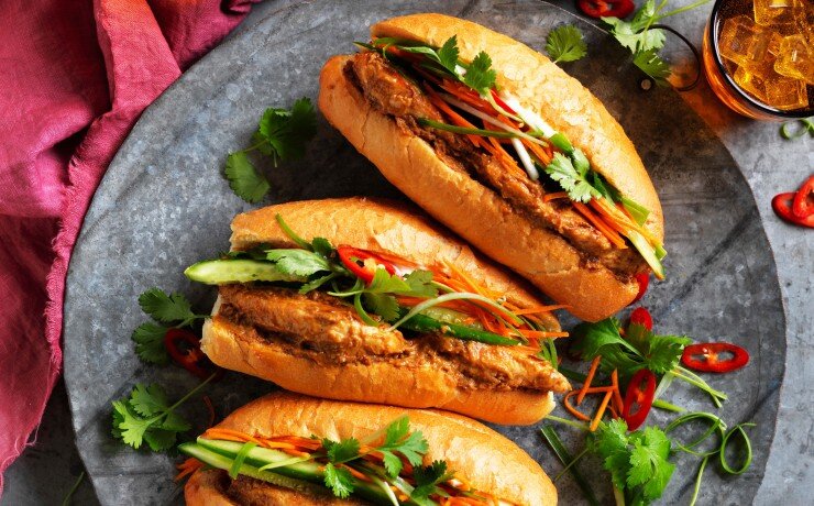 Пример блюда из австралийского фьюжн стрит-фуда: типичный вьетнамский хрустящий багет бань-ми (который сам по себе - результат сплава французской и азиатской кухни) с малазийской курочкой в арахисовом соусе сатай. 