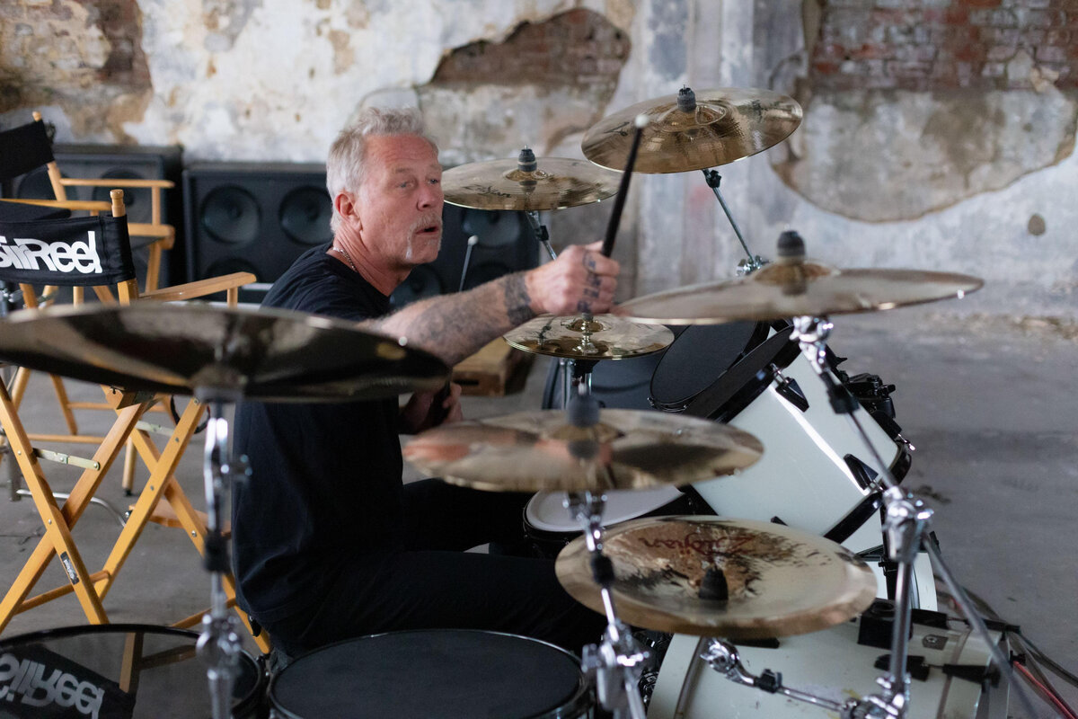 Джеймс Хэтфилд, вокалист и гитарист группы, по собственному признанию: "В душе - барабанщик".