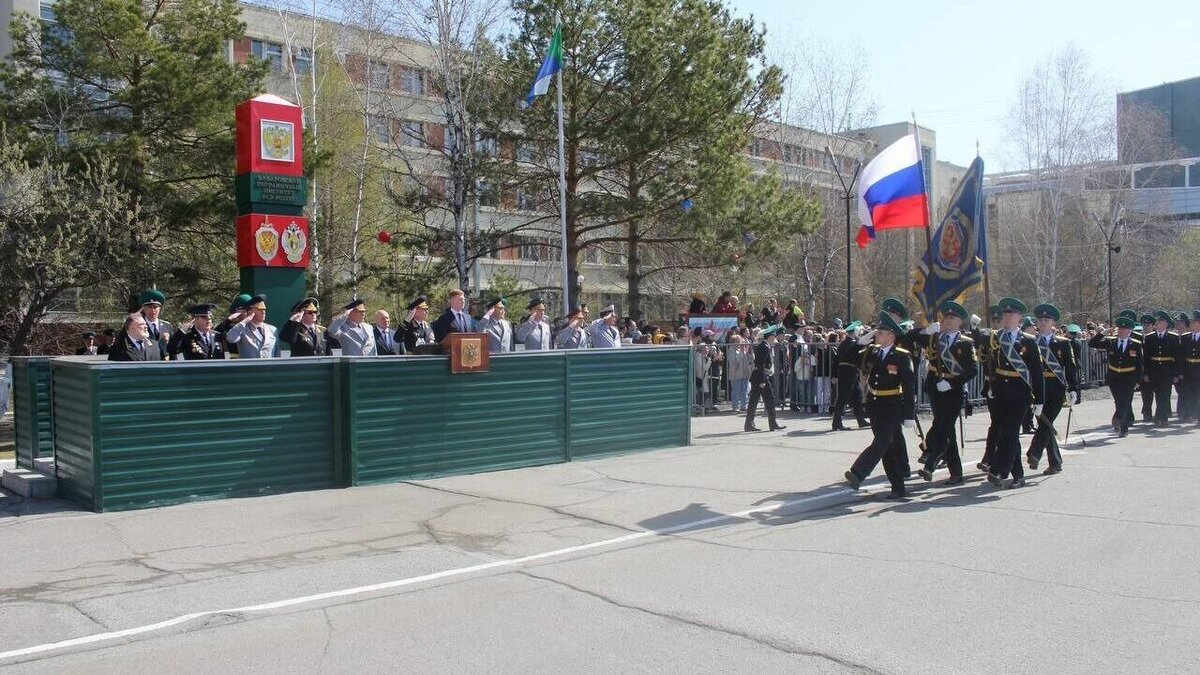     От имени Губернатора Хабаровского края Михаила Дегтярёва поздравил молодых офицеров с окончанием обучения Александр Никитин, первый вице-губернатор региона.
