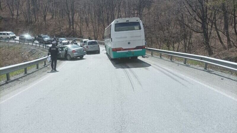     Жесткое ДТП произошло с Nissan Tiida Latio в районе Находки. Машина столкнулась с автобусом Kia Granbird — после аварии авто отлетело в леера.