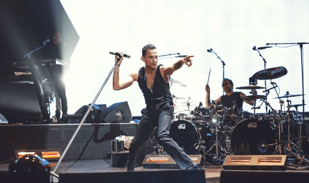 Depeche Mode. За вокалистом стоит клавишник, у него 2 напольных монитора. Фото вял с сайта Kuda-go.ru