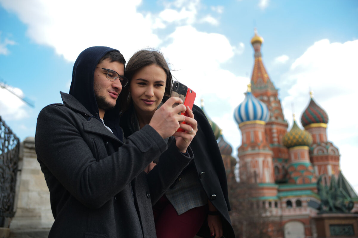 Молодые люди фотографируются на Красной площади в Москве // Sputnik / Сергей Пятаков