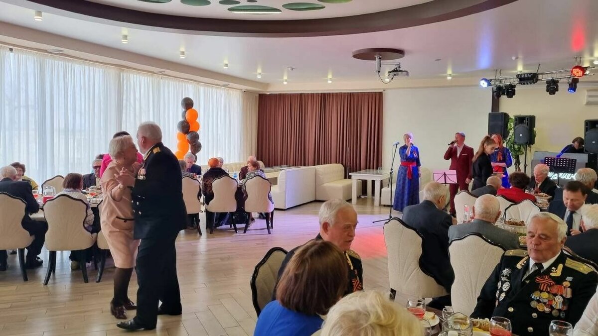     Глава Артёма Вячеслав Квон накануне великого праздника — Дня Победы — пригласил ветеранов Великой Отечественной, проживающих в городе шахтёров и авиаторов, на торжественный приём. Все они собрались за большим столом в честь грядущей 78-й годовщины Победы.