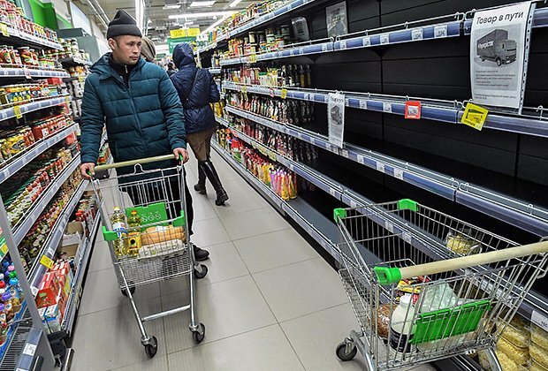 Покупатель у пустых магазинных полок
Фото: Ирина Бужор / Коммерсантъ