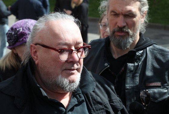    Сын модельера Вячеслава Зайцева Егор на прощании с Вячеславом Зайцевым