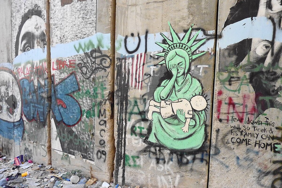 Палестинская "Пьета" от Наджи аль-Али, где-то около Вифлеема. Источник: Википедия