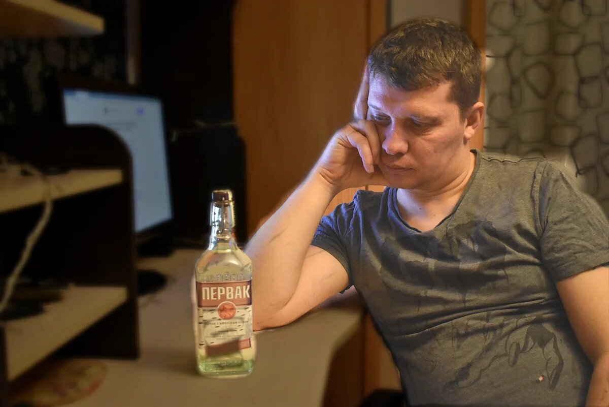 Русские мужики пьют. Парень пьет.
