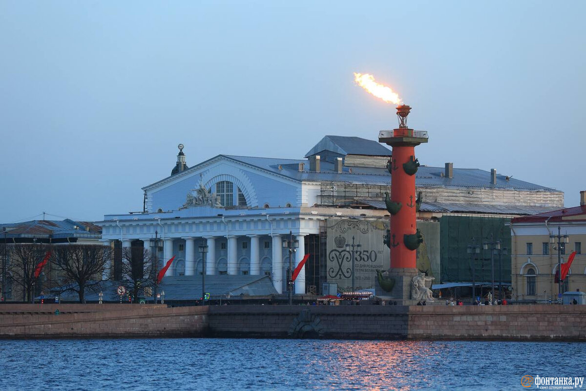 Когда зажигают ростральные колонны в санкт петербурге. Факелы на Ростральных колоннах. Ростральная колонна Владивосток. Фото Ростральных колонн в Санкт-Петербурге с факелами. Статуя Невы у подножия Ростральной колонны.