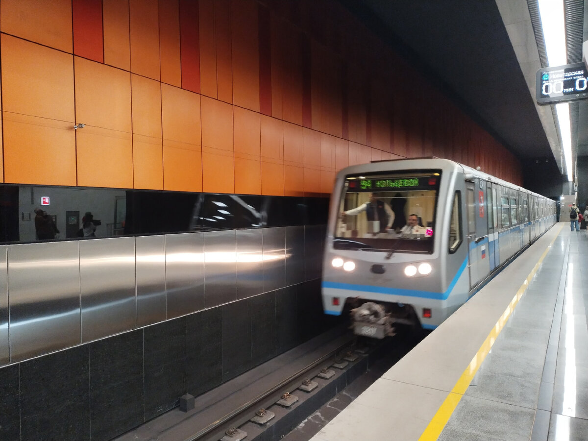 Станция маяковская. Станции московского метро. Московское метро с большой или маленькой. Московское метро с большой или маленькой. Парк победы (станция метро, москва).